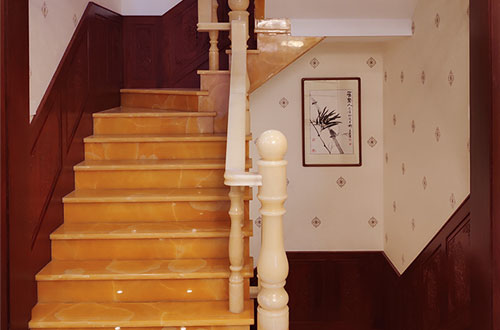 睢阳中式别墅室内汉白玉石楼梯的定制安装装饰效果